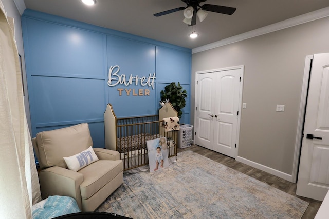 sitting room featuring ceiling fan, baseboards, ornamental molding, and wood finished floors