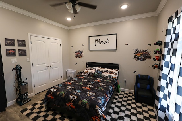 bedroom with baseboards, recessed lighting, a closet, and crown molding