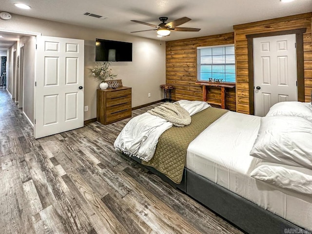 bedroom featuring a ceiling fan, wood finished floors, baseboards, visible vents, and recessed lighting