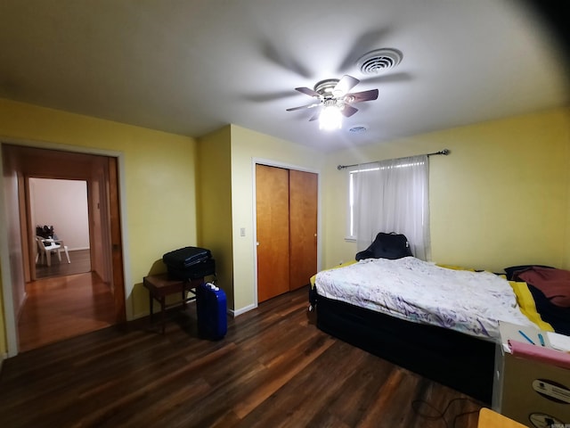 bedroom featuring visible vents, a closet, ceiling fan, and dark wood-style flooring