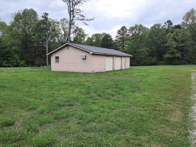 view of yard featuring a garage and an outdoor structure