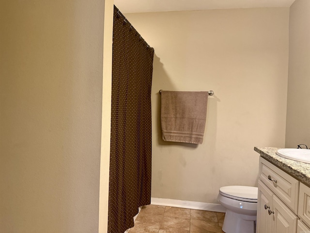full bath featuring tile patterned floors, vanity, a shower with curtain, baseboards, and toilet