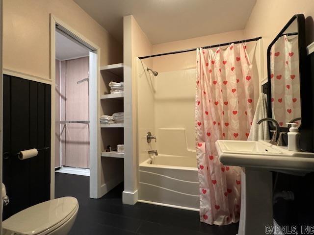107 N Marr St, Pocahontas, AR 72455 - full bath with wood finished floors, shower / tub combo, and toilet