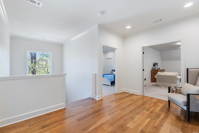 sitting room with light wood-style flooring, visible vents, recessed lighting, and crown molding
