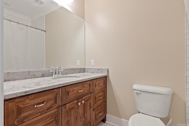 full bathroom featuring a shower with curtain, toilet, baseboards, visible vents, and vanity