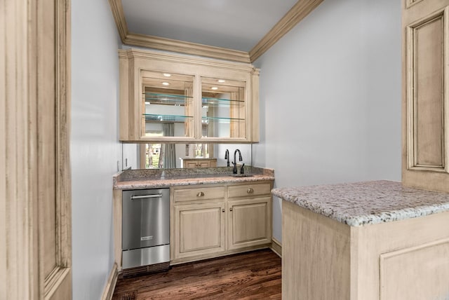 bar with crown molding, a sink, baseboards, dark wood finished floors, and wet bar
