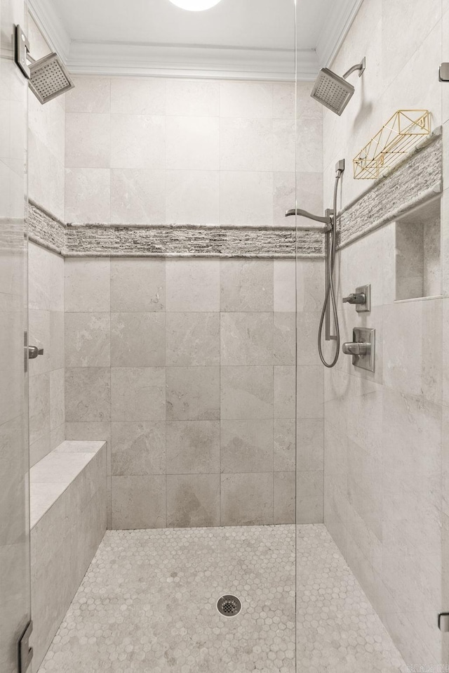 full bath featuring tiled shower and crown molding