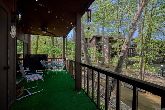 balcony featuring ceiling fan