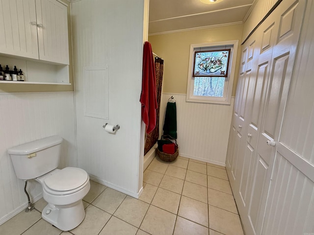 3986 Oak Grove Loop, Mountain View, AR 72560 - full bath featuring tile patterned flooring, toilet, a shower with curtain, crown molding, and baseboards