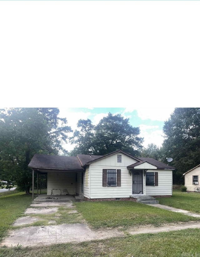 2004 S Maple St, Pine Bluff, AR 71603 - bungalow-style house with an attached carport and a front yard