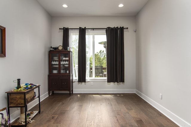 entryway with baseboards, wood finished floors, and recessed lighting