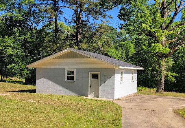 view of outdoor structure with an outbuilding