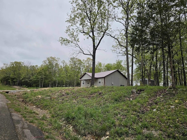 view of yard featuring a forest view