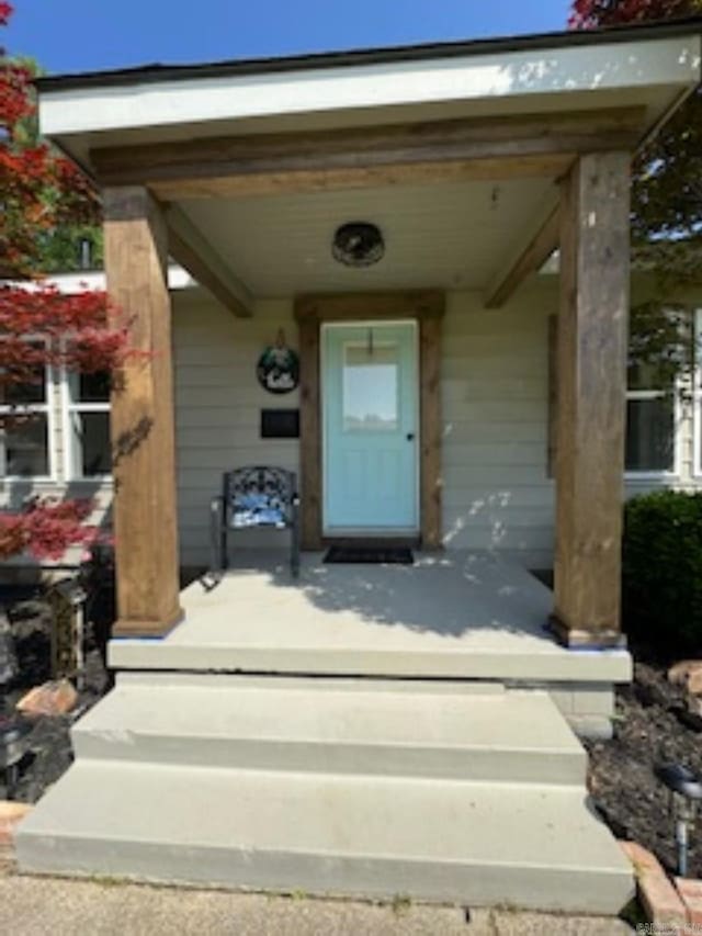 entrance to property featuring a porch