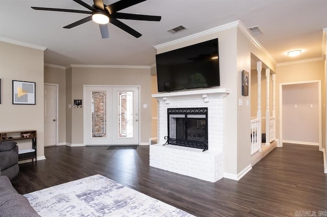 living room with dark wood-type flooring, visible vents, crown molding, and ceiling fan