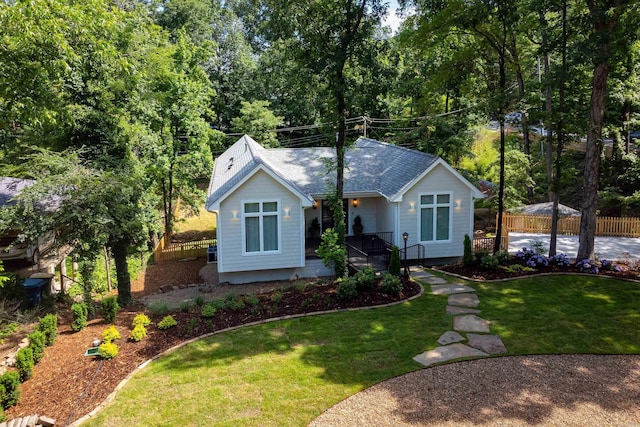 6600 Waverly Dr, Little Rock, AR 72207 - view of front facade featuring fence, a porch, and a front yard