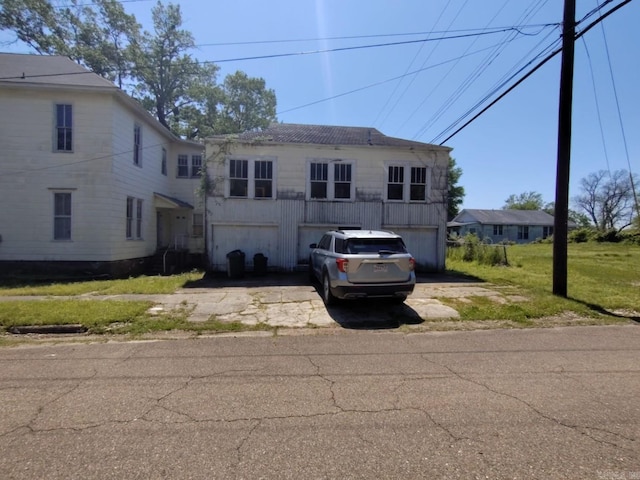 view of front facade with an attached garage and driveway