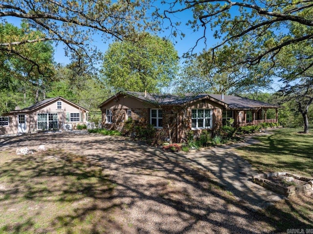 ranch-style house featuring a front yard
