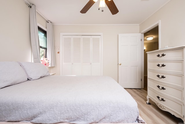 7 Sandstone Ct, Little Rock, AR 72227 - bedroom with light wood-style floors, a closet, a ceiling fan, and ornamental molding