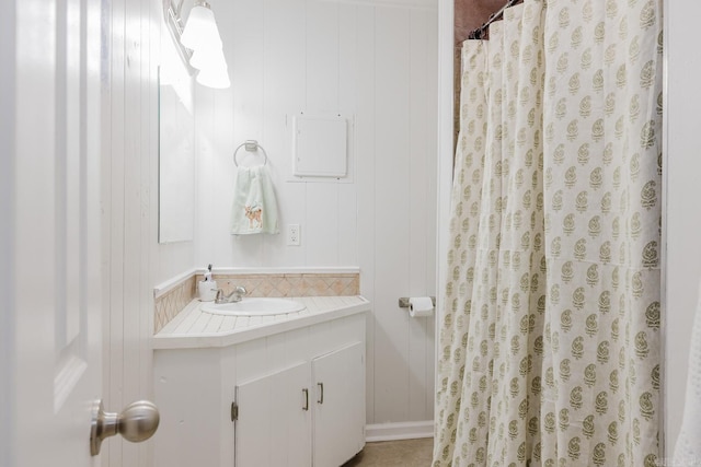 8033 Renee Cir, Benton, AR 72019 - full bath featuring a shower with curtain and vanity