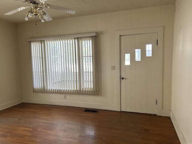 foyer with ceiling fan, wood finished floors, and baseboards