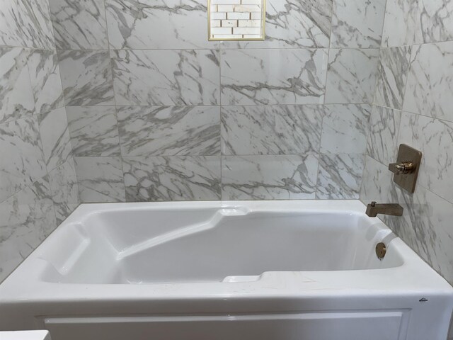 2106 N 8 1/2 St, Paragould, AR 72450 - bathroom with a bathing tub