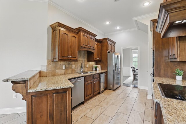 kitchen with decorative backsplash, stainless steel appliances, custom range hood, a sink, and a peninsula