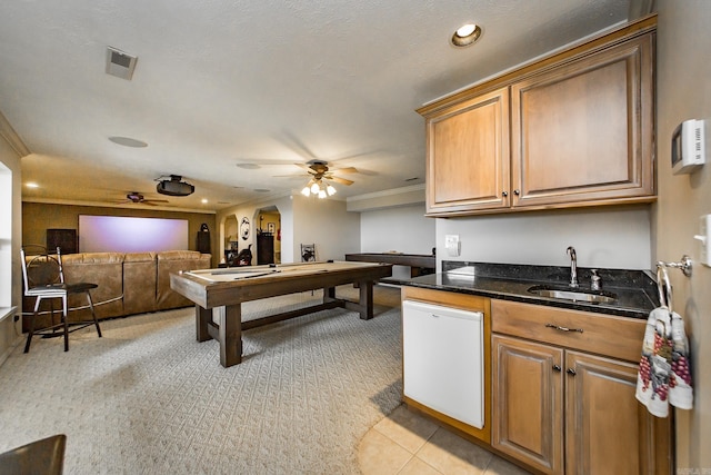 game room with crown molding, a sink, ceiling fan, pool table, and wet bar