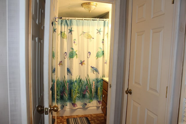bathroom featuring a shower with curtain and vanity