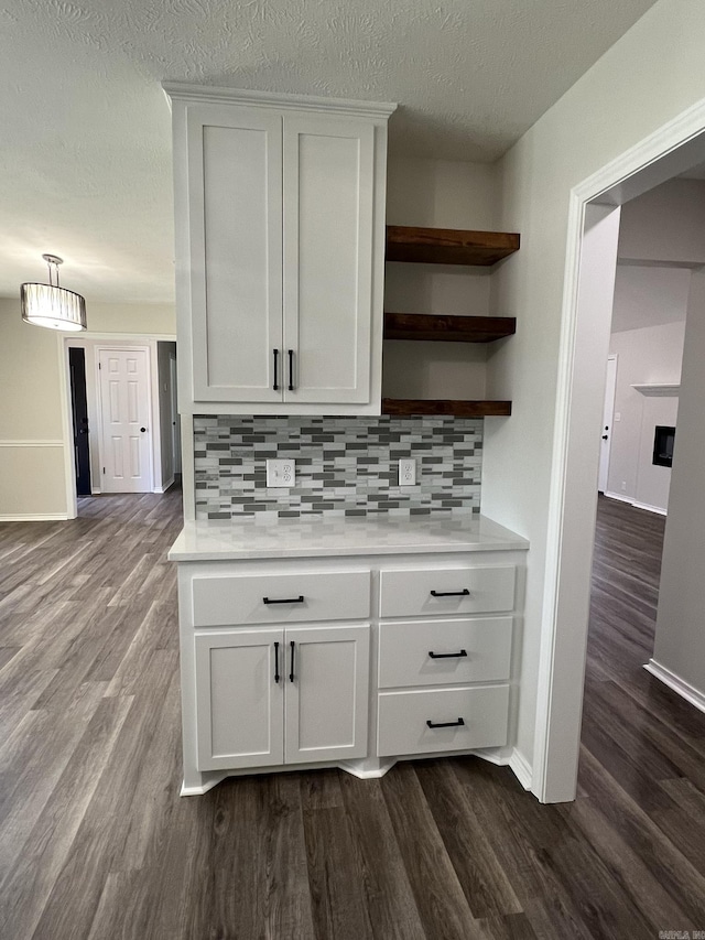 bar with tasteful backsplash, dark wood-style floors, and baseboards