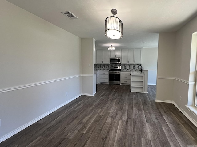 kitchen featuring light countertops, visible vents, appliances with stainless steel finishes, and dark wood-type flooring