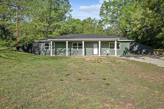 view of front of property featuring a front yard