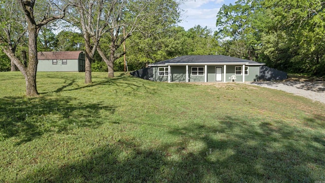 view of front of property featuring a front lawn