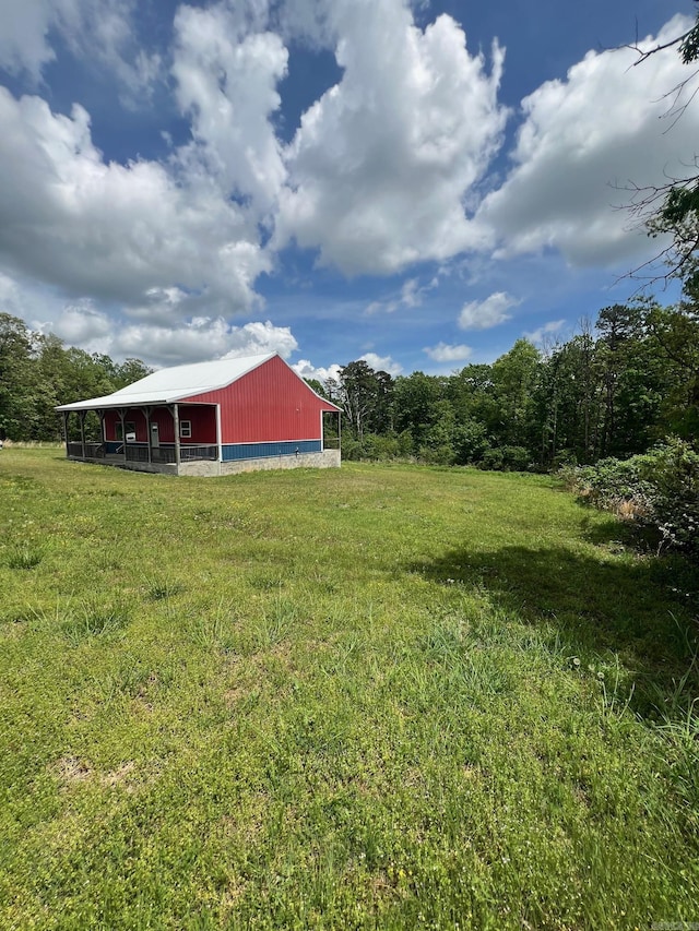 view of yard with an outbuilding
