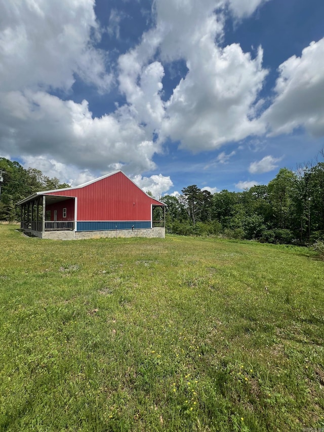 view of yard featuring an outdoor structure and an outbuilding