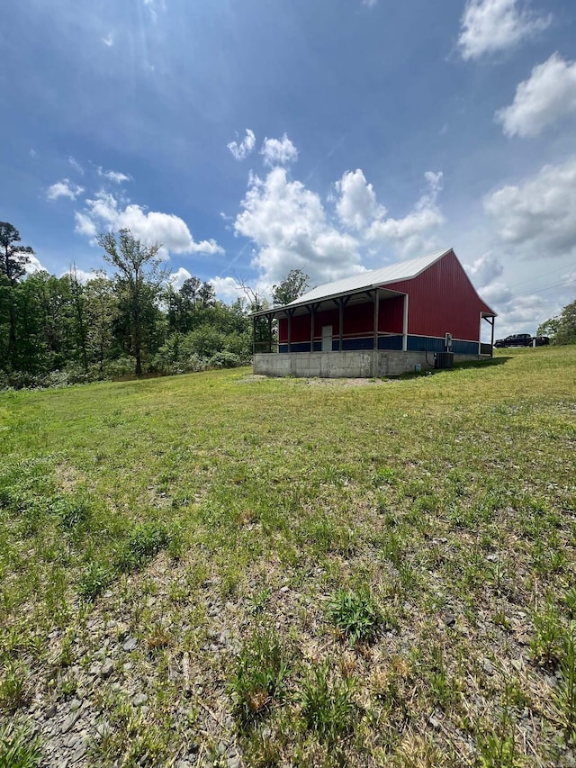 view of yard with an outbuilding