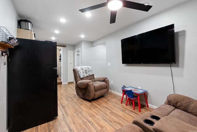 living room with light wood-style floors, ceiling fan, recessed lighting, and baseboards