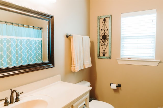 full bath with toilet, a shower with curtain, and vanity