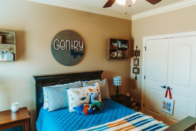 bedroom with crown molding, a closet, and a ceiling fan