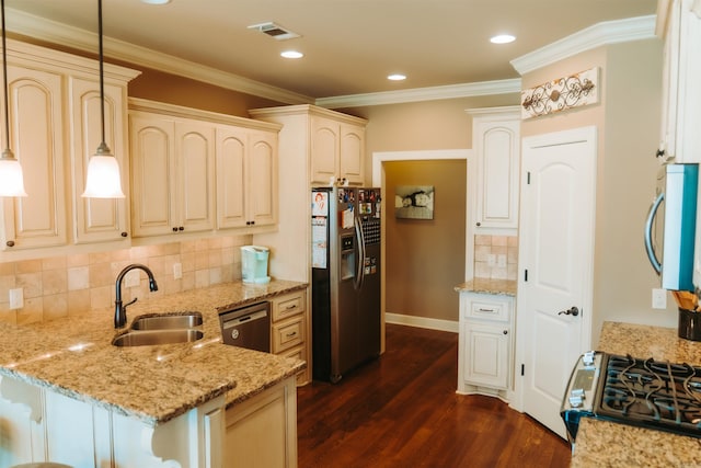 kitchen with a sink, dark wood-type flooring, visible vents, a peninsula, and appliances with stainless steel finishes