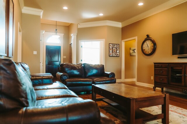 living room with crown molding, recessed lighting, wood finished floors, and baseboards