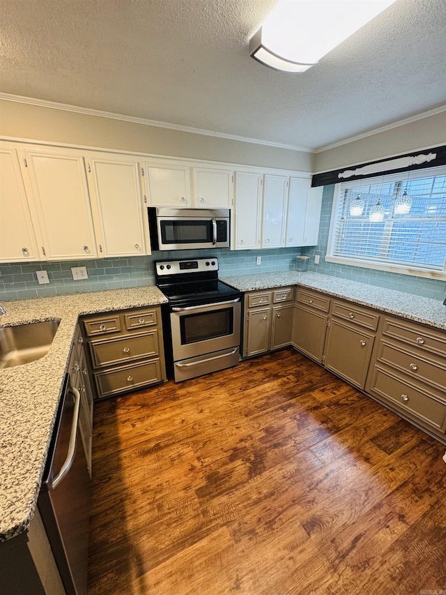 22 Azalea, Magnolia, AR 71753 - kitchen featuring crown molding, a textured ceiling, a sink, and stainless steel appliances