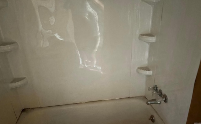 307 E Center Ave, Searcy, AR 72143 - details featuring shower / tub combination