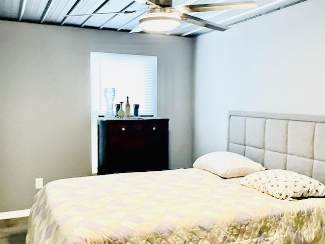 bedroom with ceiling fan and baseboards