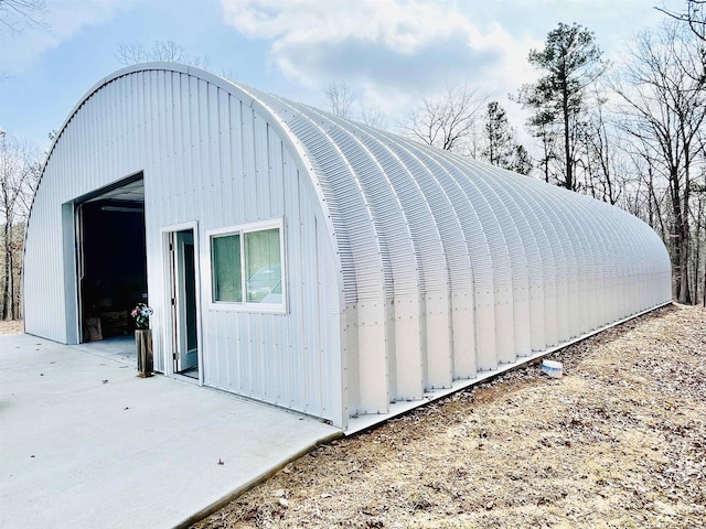 view of outdoor structure with an outbuilding