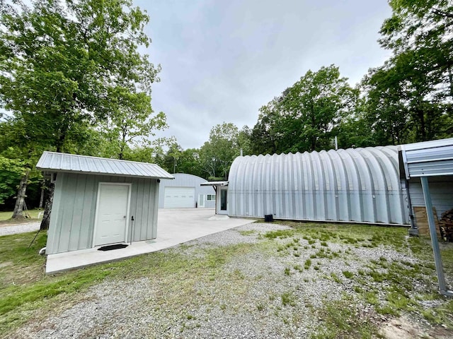 view of yard with an outdoor structure and a garage