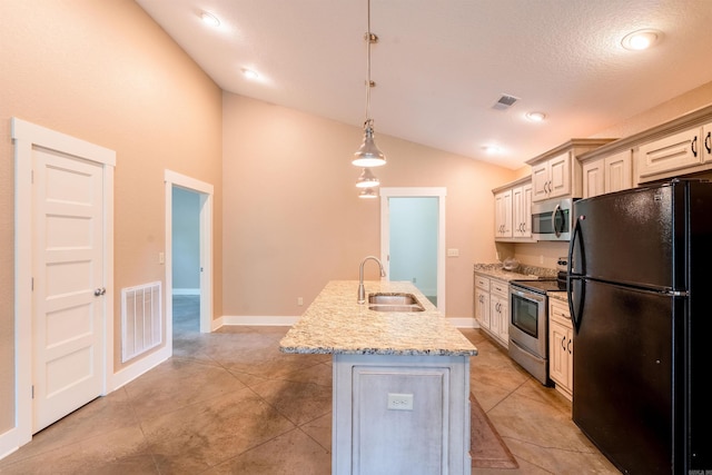 kitchen with a sink, stainless steel appliances, a center island with sink, visible vents, and vaulted ceiling
