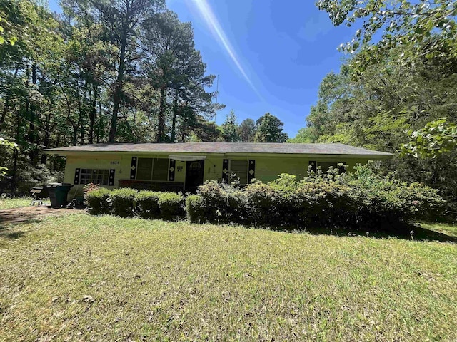 view of front of property with a front lawn