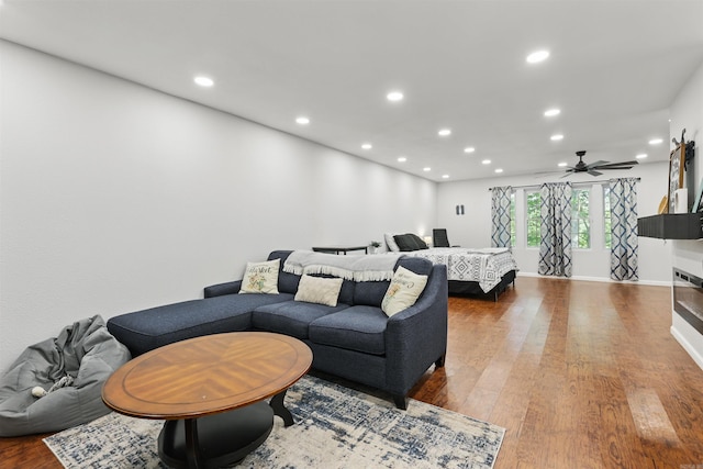 living room with recessed lighting, dark wood-style flooring, ceiling fan, and baseboards
