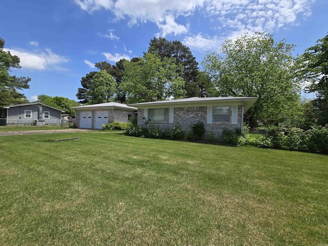 604 N Grand Ave, Mcrae, AR 72102 - ranch-style house featuring a detached garage, fence, and a front yard